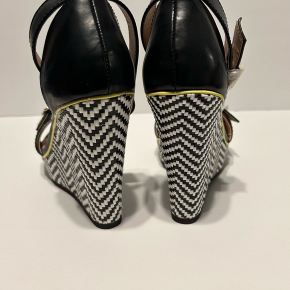 “Kingston” Black and white platform wedge - Picture 4 of 5